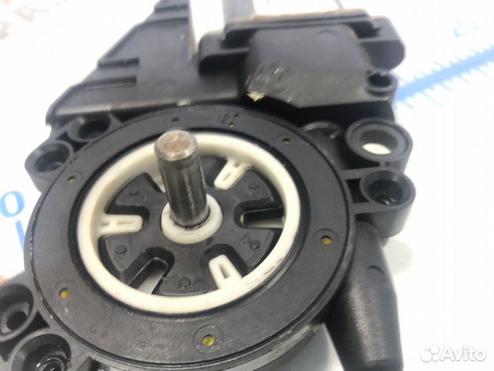 Пежо Моторчик стеклоподъемника задней двери Лев