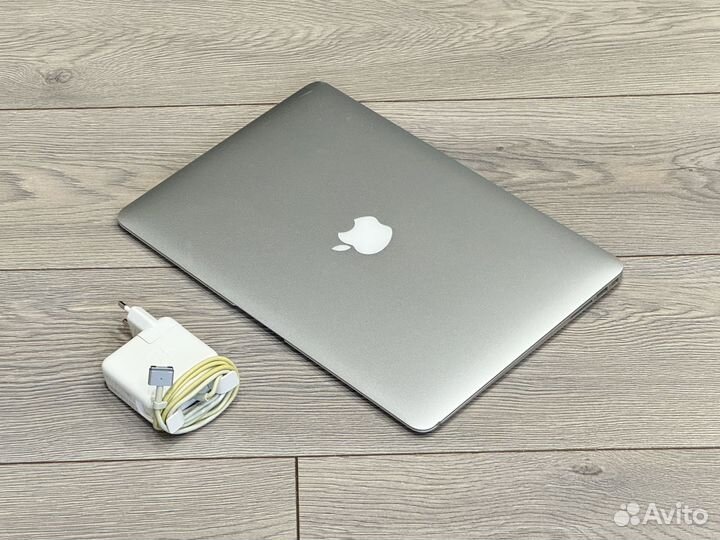 Apple MacBook Air (2017, i5) 8 / 128 (в отличном)