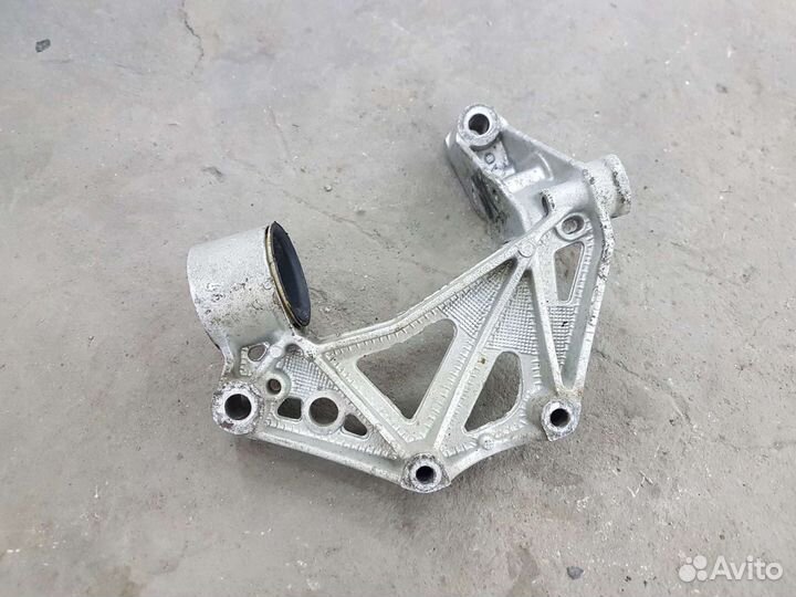 Кронштейн рычага левый Skoda Fabia 2