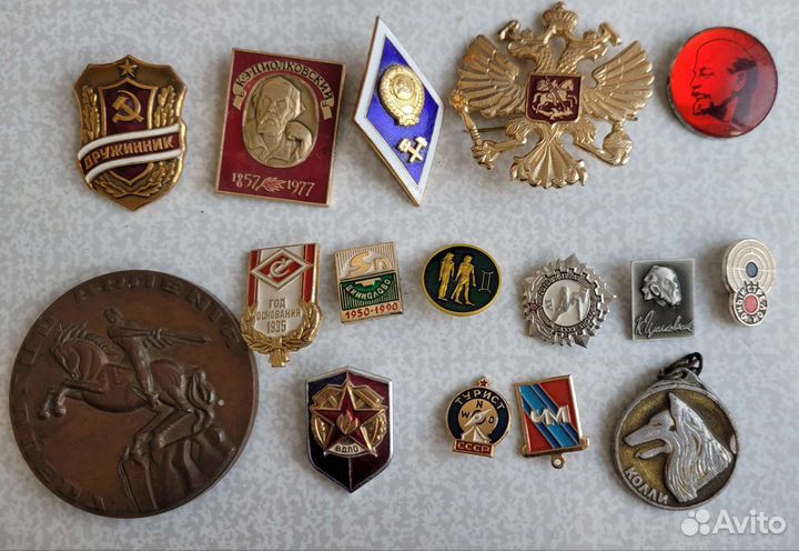 Значки СССР и медаль Армения