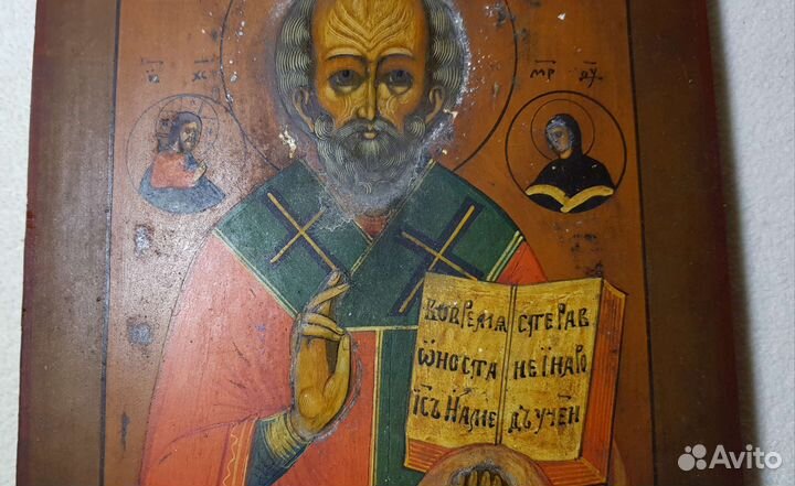 Старинная икона в киоте 