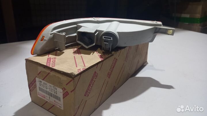 Фонарь указателя поворота правый Toyota Corolla