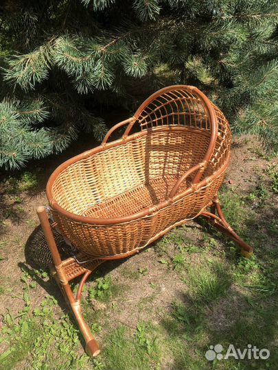 Люлька колыбель плетеная с 2 комплектами белья