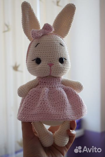 Вязаная игрушка зайка