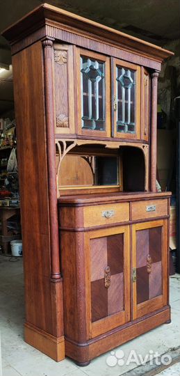 Старинный антикварный шкаф буфет