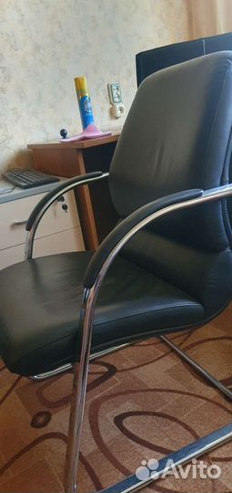Офисное кожаное кресло для клиентов