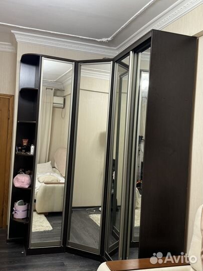 Угловой шкаф с зеркалом