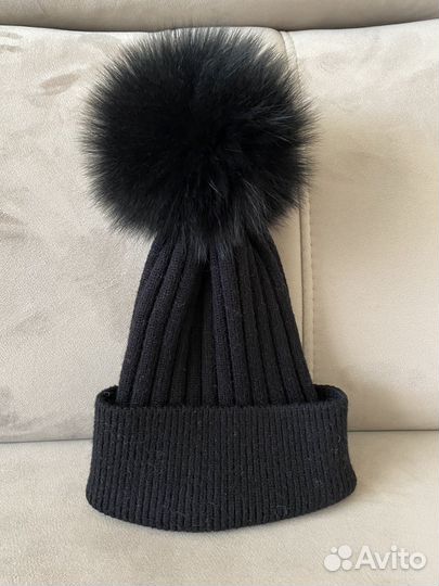 Шапка с помпоном из натурального меха