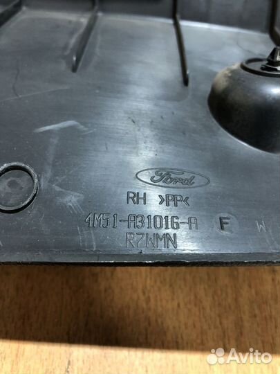 Обшивка стойки правая Ford Focus