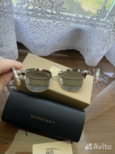 Солнцезащитные очки женские брендовые Burberry