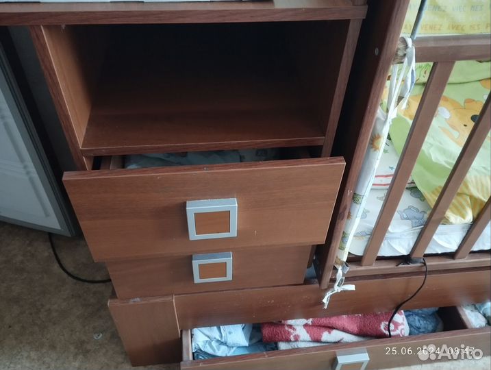 Детская кроватка с маятником и комодом