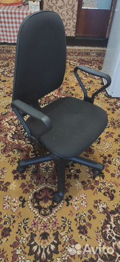 Офисное кресло в хорошем состоянии