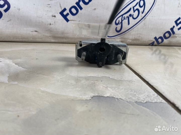 Ограничитель двери передний левый Ford Focus 3 CB8