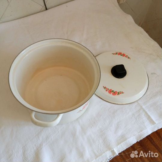 Кастрюля эмалированная большая