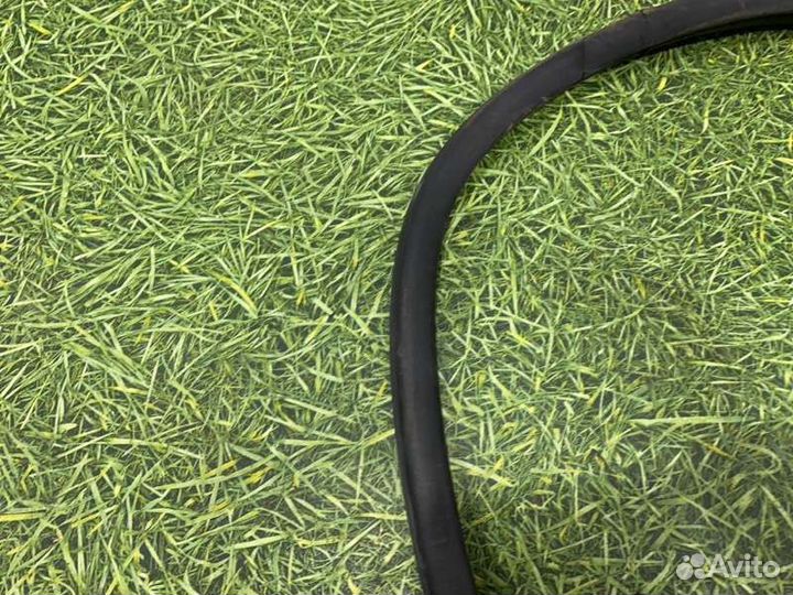 Уплотнительная резинка боковой двери задняя левая