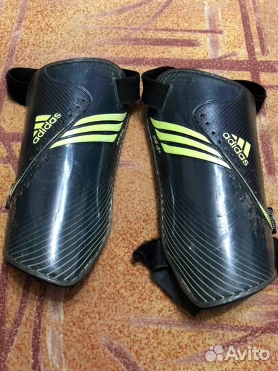 Футбольные щитки Adidas