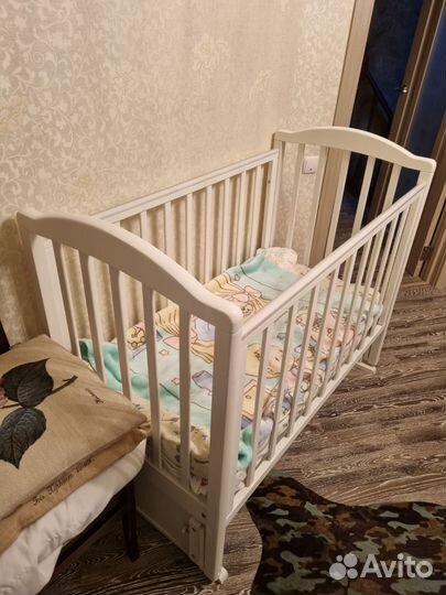 Кровать детская с маятником