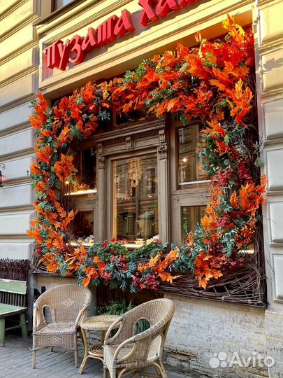 Оформление и украшение входа кафе, магазина