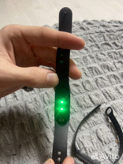 Продам часы xiaomi Mi Band 4