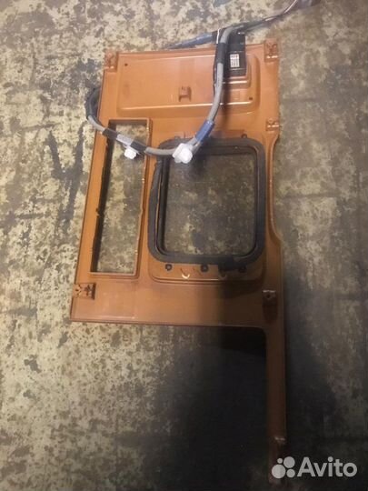 Накладка центральной консоли на Land Cruiser 200