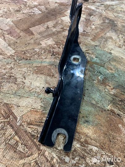 Петля капота левая Audi A1 8X (5хб) 1.4 CAX