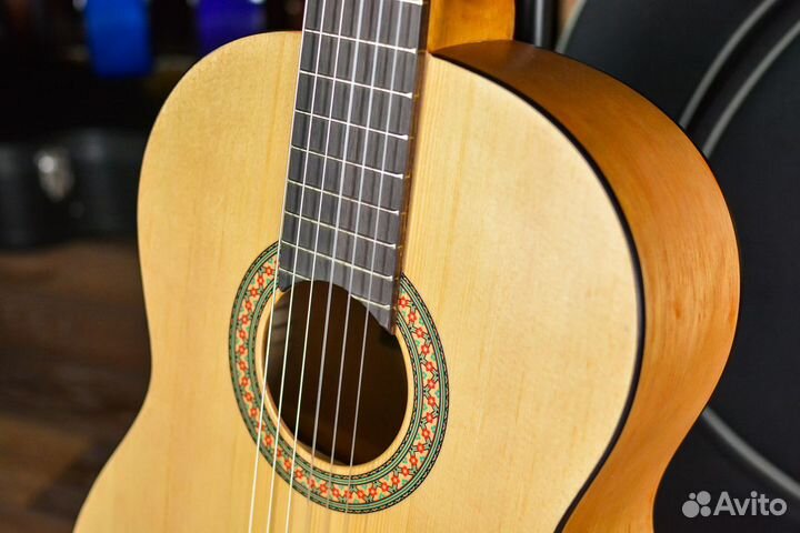 Классическая гитара Yamaha + Аксессуары