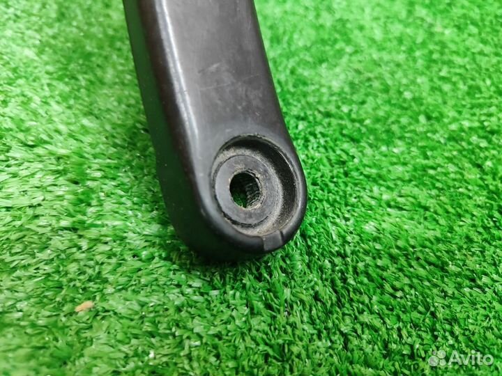 Поводок стеклоочистителя передний правый Passat B6