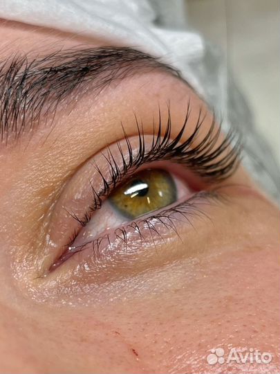 Наращивание ресниц на кресле-реклайнере и брови