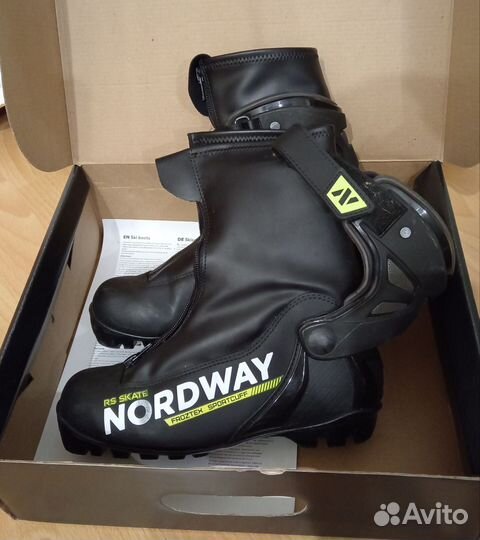 Лыжные ботинки