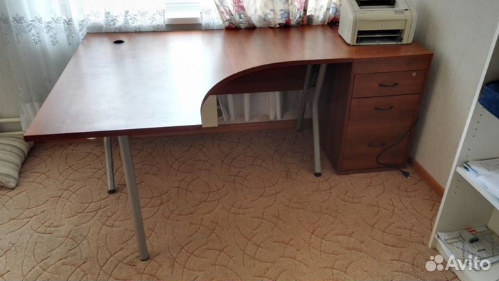 Офисный стол с тумбой
