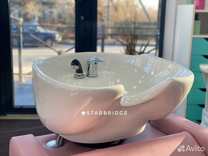 Парикмахерская мойка и парикмахерское кресло