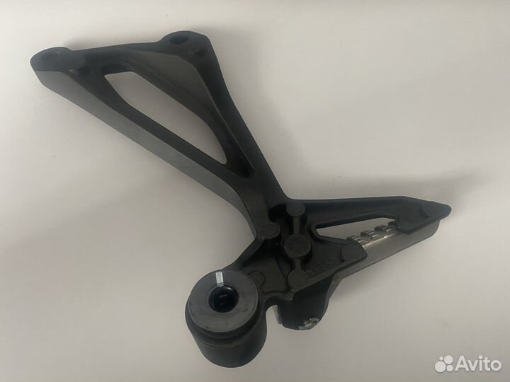 Kawasaki z900 Кронштейн правой подножки