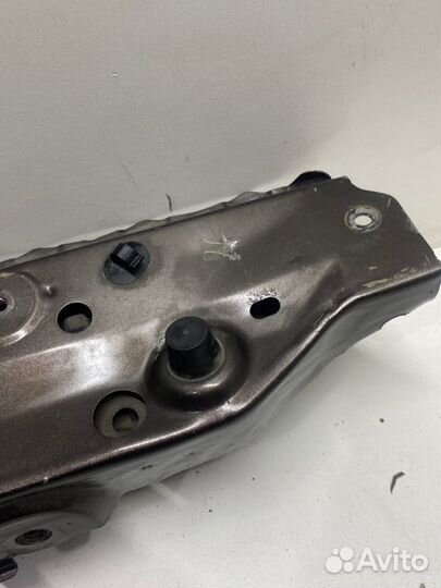 Верхняя планка телевизора передняя Toyota Camry