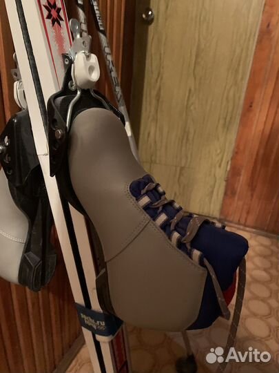 Беговые лыжи, лыжные ботинки (34 р ), палки