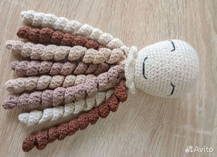 Осьминожка вязанный с разными щупальцами