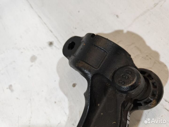 Кронштейн переднего амортизатора