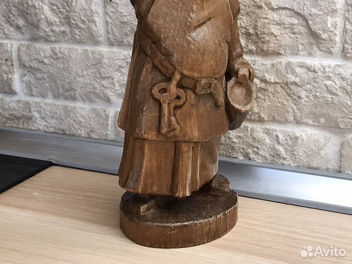 Статуэтка из дерева