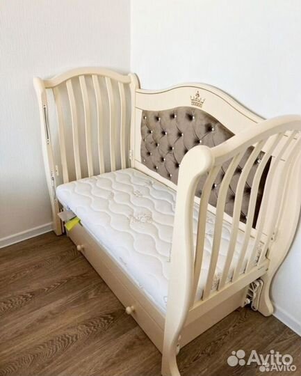 Детская кроватка с маятником