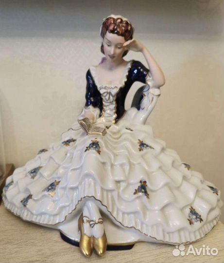 Статуэтка дама с книжкой