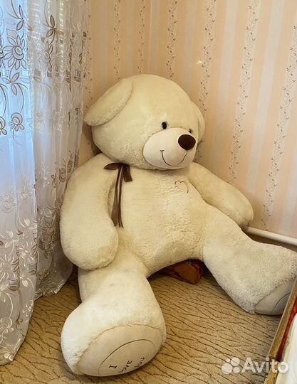 Большой плюшевый медведь