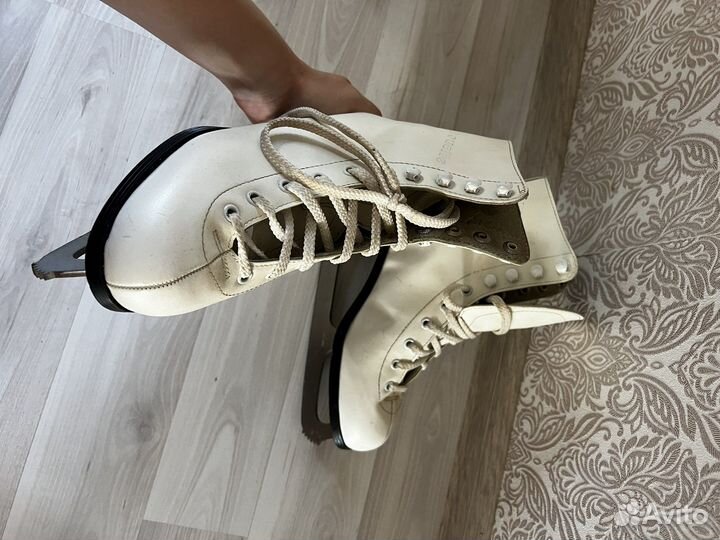 Коньки фигурные женские