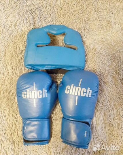 Боксерские перчатки Clinch 10 oz и шлем