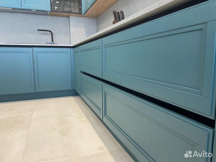 Кухня угловая с островом на заказ Эмика