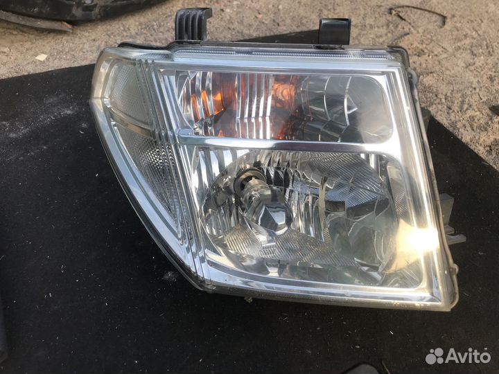 Фара правая ксенон Nissan Pathfinder R51 2005-2010