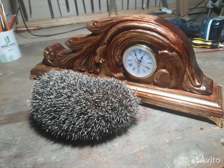 Часы настольные резные