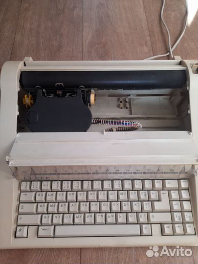 Пишущая машинка электрическая