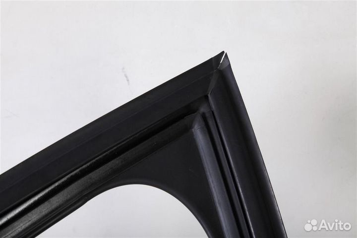 Уплотнитель стекла переднего левого Citroen C4 (B