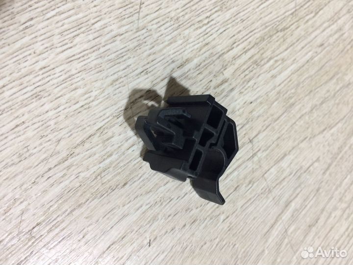 Фиксатор клипса упора штанги капота Солярис Рио 3