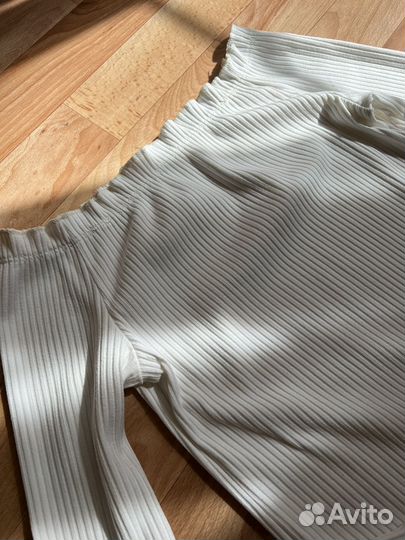 Кроп топ с открытыми плечами