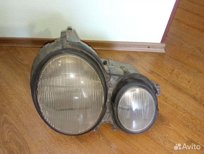 Фара на mercedes W210 правая